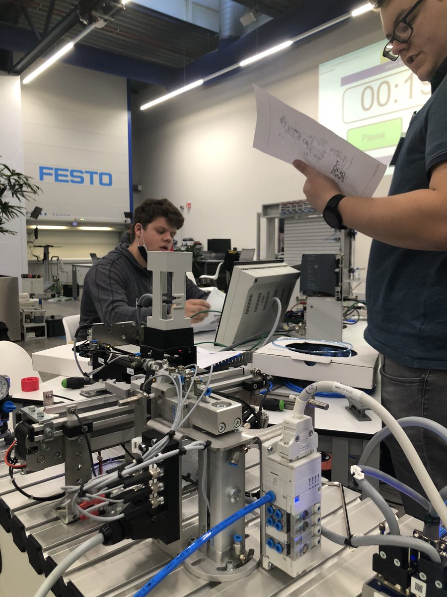 RoVanEs's tweet photo. Vandaag laatste dag van de halve finale voor Mechatronicus bij @FestoDidacticNL, @FestoNL samen met @rocmondriaan waar werd gestreden voor de finaleplaatsen op #SkillstheFinals van @WorldSkillsNL https://t.co/boxvA6ps3Q