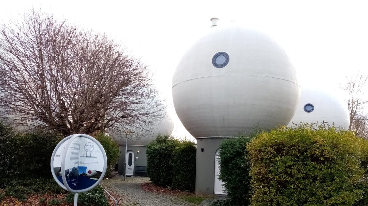 Gemeente <a href="/shertogenbosch/">'s-Hertogenbosch</a> onderzoekt of de #Bolwoningen op het #Bollenveld in #Maaspoort  gemeentelijk #monument kunnen worden. Alle 55 Bolwoningen worden door huurders van woningcorporatie Brabant Wonen bewoond. #Huurwijzer onthult! woonbond.nl/nieuws/bossche…
