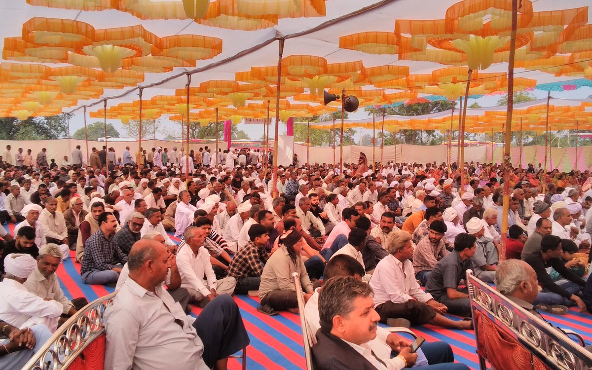 raghubhaiahir's tweet photo. ભાવનગર જિલ્લા આહિર સમાજ દ્વારા આયોજિત ૧૨માં સમૂહ લગ્ન પ્રસંગે ૫૬ નવદંપતીઓને આશીર્વાદ પાઠવ્યા, સુંદર આયોજન બદલ સર્વે આયોજકોને અભિનંદન પાઠવ્યા.
#Ahir #SamuhLagna #MassMarriages #Bhavnagar #Gujarat #DwarkaDhish #ShriKrishna #Yaduvanshi #SocialFunction https://t.co/0hbSnKT9i5