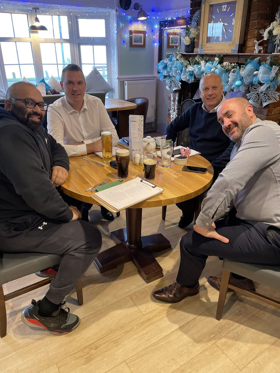 My business meetings always end up in my local by the sea! Great lunch with great company! As you can see i always dress up for occasion in sports leisure wear lol! Bullion’s for better 2022! #Londis #StoreOfFuture