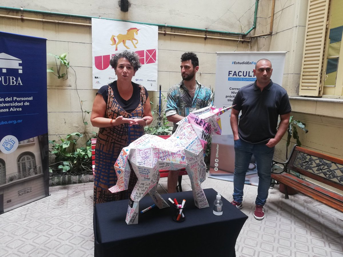 APUBA's tweet photo. Ya comenzó la inauguración de la Exposición de Esculturas para la Diversidad intervenidas por artistas Nodocentes, en @Facultar

#UNICORNIO
#UNICX
#NODOCENTES https://t.co/7rOL5iMfXr