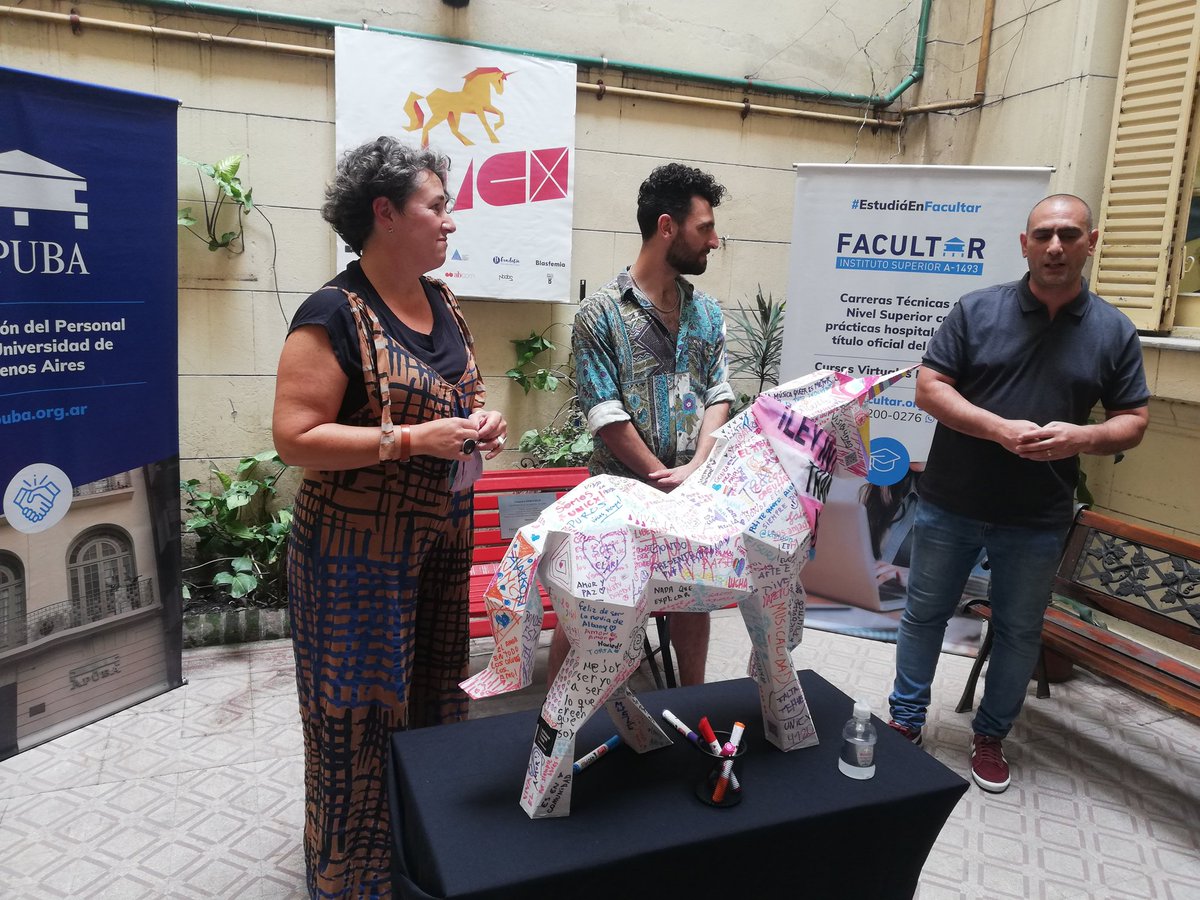 APUBA's tweet photo. Ya comenzó la inauguración de la Exposición de Esculturas para la Diversidad intervenidas por artistas Nodocentes, en @Facultar

#UNICORNIO
#UNICX
#NODOCENTES https://t.co/7rOL5iMfXr