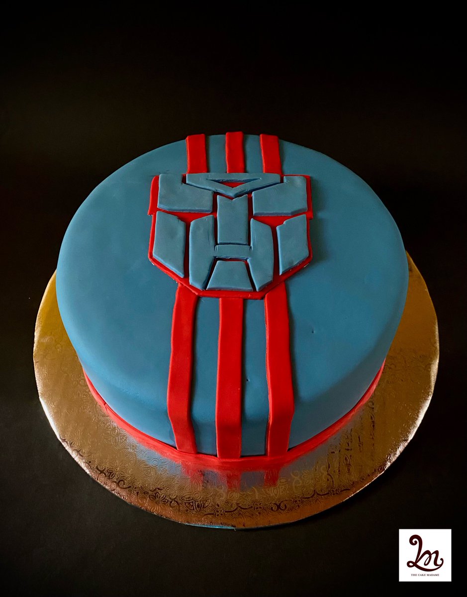 TheCakeMadame's tweet photo. When the birthday boy is in his Transformers stage! 

Celebrations were in order with this 2 layered coconut sponge. 

#TransformersCake #CoconutSponge #Fondant #Cakegasm https://t.co/zhw3ByZWcs