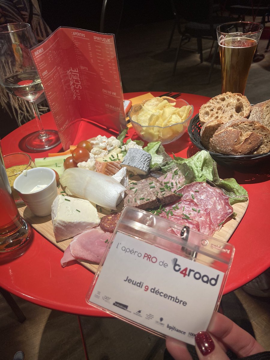BFCnum's tweet photo. Apéro pro de @b4road 🍻: merci pour cet accueil chaleureux et convivial 🔥
Les équipes rouge et bleu au top pour la chasse aux trésors 🏴‍☠️🏴‍☠️@DocksNum @AERBFC https://t.co/q00701hRaE