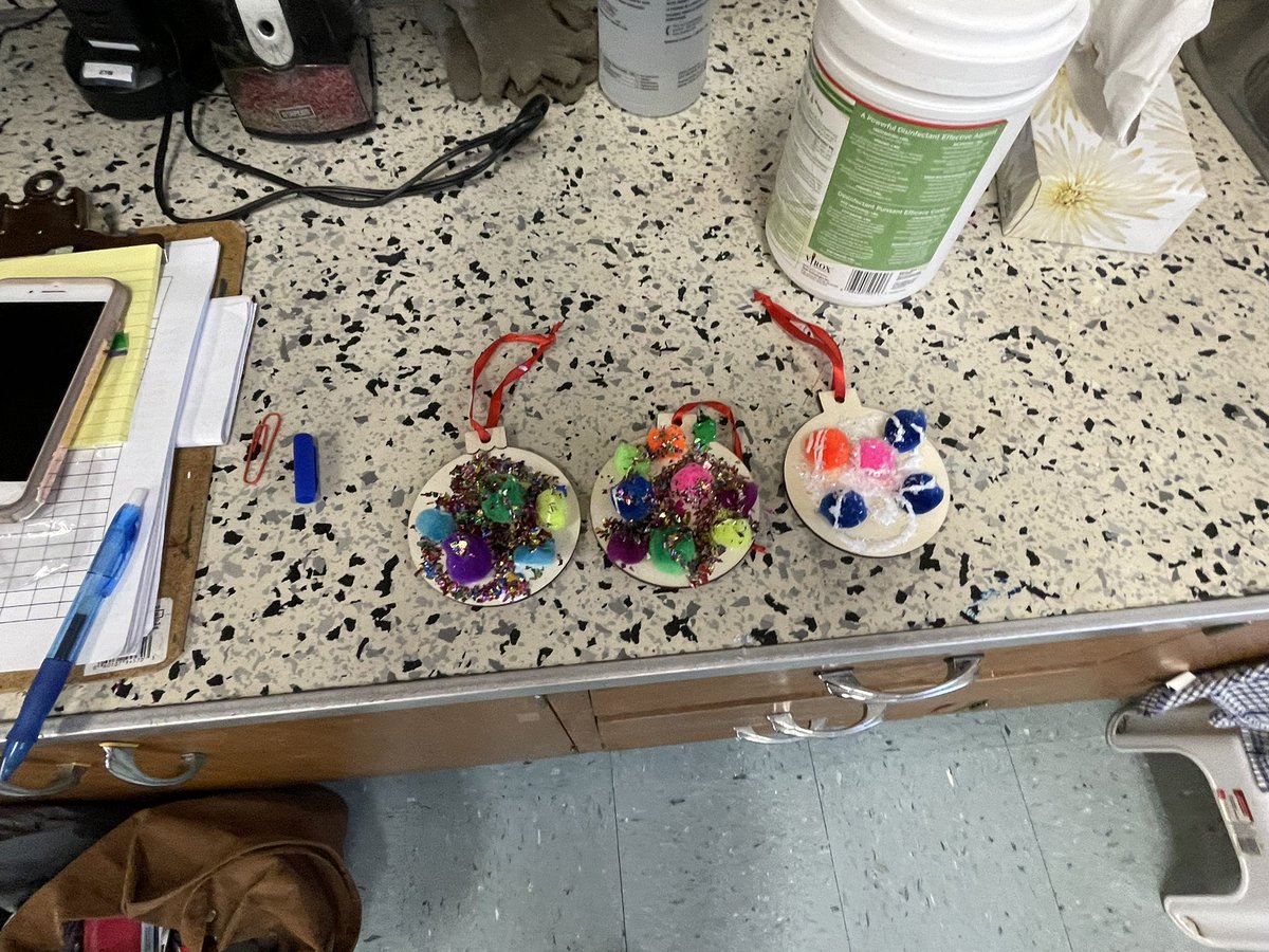 DaynaMoro's tweet photo. Sneak peak of our holiday treats @GlenwoodGriffin @MsAwender #Caring https://t.co/wjUkikkiv3