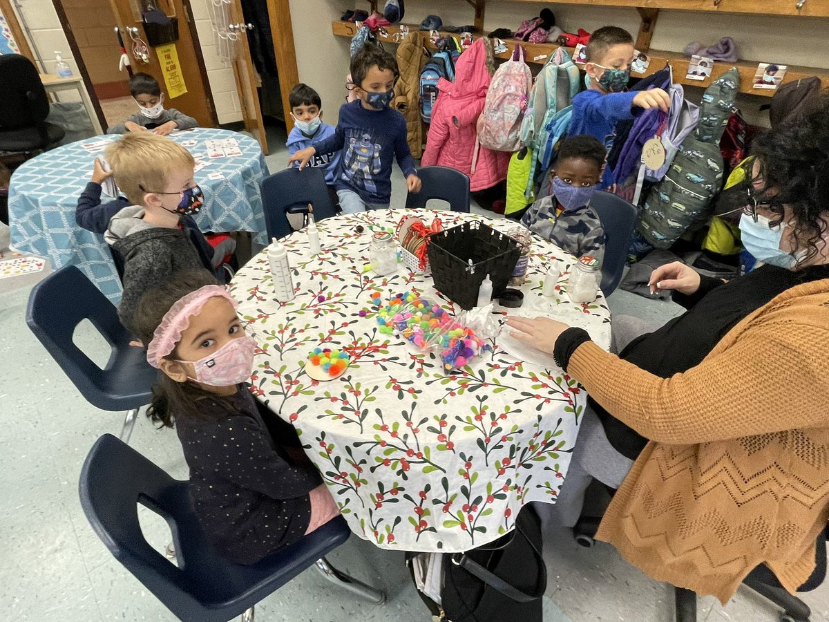DaynaMoro's tweet photo. Sneak peak of our holiday treats @GlenwoodGriffin @MsAwender #Caring https://t.co/wjUkikkiv3