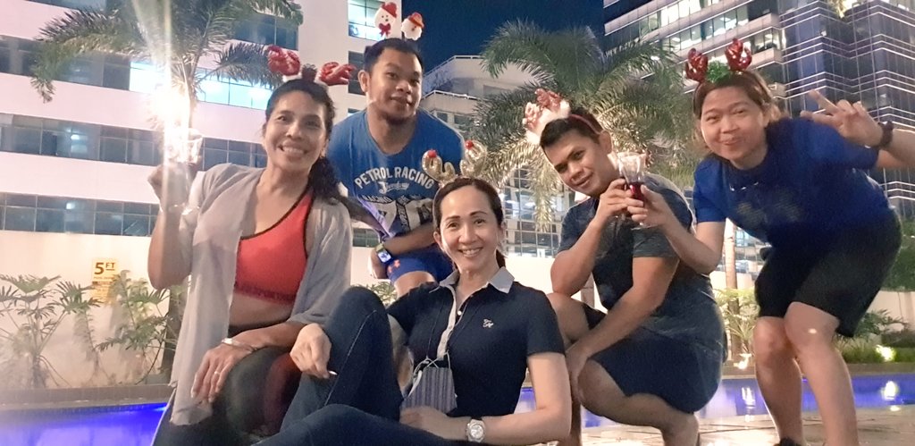 nutrinurse02's tweet photo. Christmas Party #2. Havana Banana Babes/Saba/LGBTQU family.
#sabafamily #sabeshies #havanabananababes #pandemic #LifeGoesOn #Christmas #Christmas2021 #alfresco https://t.co/DjSn0y8G76