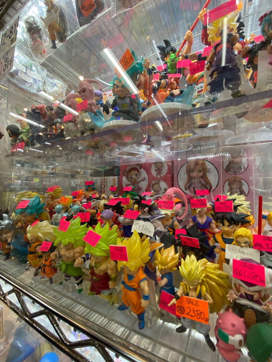 JapanGemu's tweet image. En JAPON los GASHAPONES se pueden ver en TODOS LADOS desde farmacias hasta afuera de peluquerias y son MUY coleccionables, hoy veremos algunos de DRAGON BALL y hasta que precio puede llegar youtu.be/WTcUWfs6u7w y aprenderemos un poco el porque, no olviden compartir 🥵