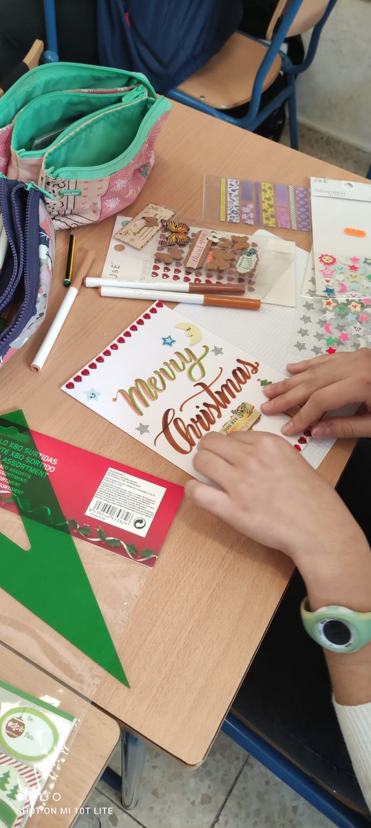 iesAlBaytar's tweet photo. Usando Etwinning, el Dep. de Inglés y la profesora Sonia Ordóñez han coordinado al alumnado de 3 D y 2 Bach. C para realizar un intercambio de tarjetas navideñas físicas con estudiantes de Grecia y Austria.
https://t.co/5NUMRQV4B3
@Malagaconvive
@cepmarbellacoin @educacionenmlg https://t.co/lELv7ZFZfL