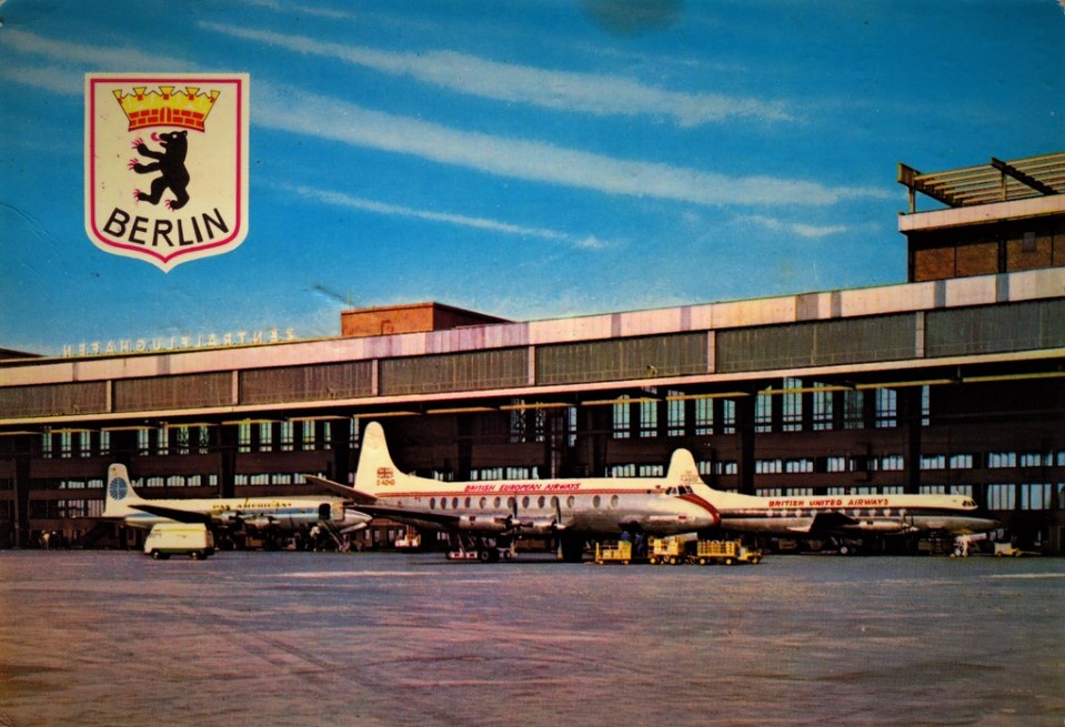 diemauerthewall's tweet photo. Airport Berlin Tempelhof postcards from the 1960's and 70's.
#Berlin #Tempelhof 
#diemauerthewall https://t.co/Jkz70qDIHK