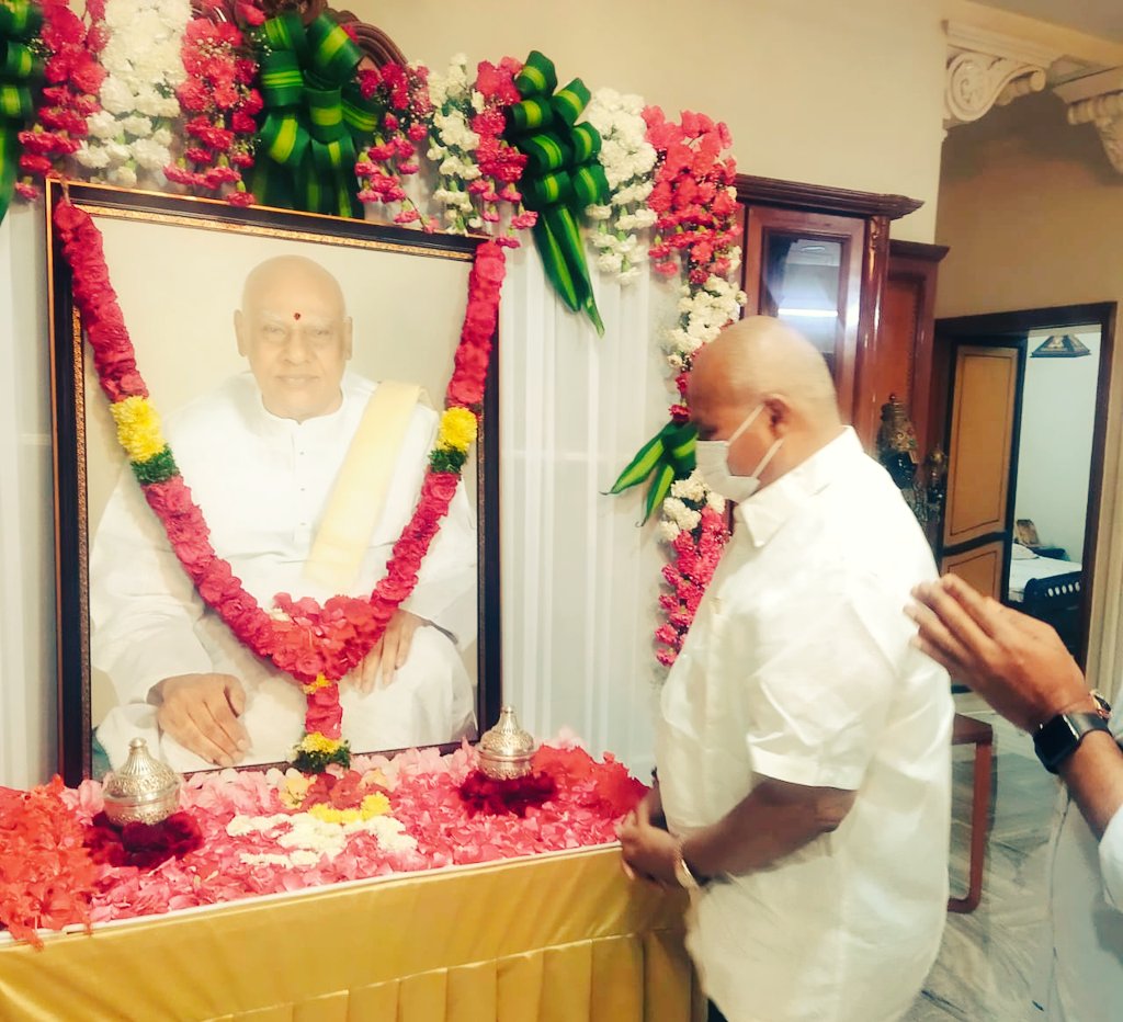 siddhu4you's tweet photo. ఆంధ్రప్రదేశ్ మాజీ ముఖ్యమంత్రి,తమిళనాడు గవర్నర్‌గా సేవలు అందించిన శ్రీ కొణిజేటి రోశయ్య గారి కుటుంబాన్ని భాజపా జాతీయ కార్యవర్గ సభ్యులు శ్రీ @klnbjp గారు పరామర్శించి రోశయ్య గారికి నివాళులు అర్పించారు. 

కన్నా గారు రోశయ్య గారితో ఆయనకు ఉన్న అనుబంధాన్ని గుర్తు చేసుకున్నారు. https://t.co/JjP81ZyOQ9
