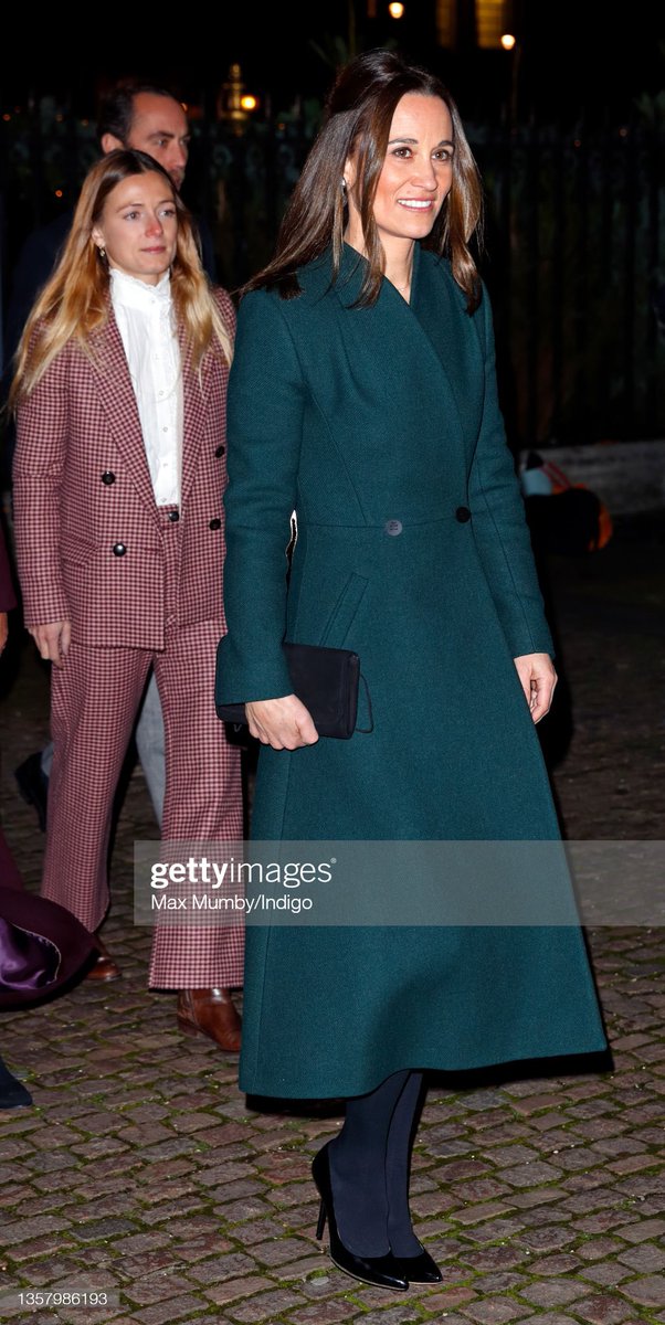 KateMCambridge's tweet photo. Yesterday Pippa Middleton Matthews wore @SoruJewellery earrings https://t.co/7ZsAFkqsdn, @thefoldlondon coat https://t.co/rNdyD4sxTQ, @emmylondonofficial Natasha clutch in black suede https://t.co/TX8FQuE0t5 💚 #pippamiddleton #pippamiddletonstyle https://t.co/xek3e9r6ND