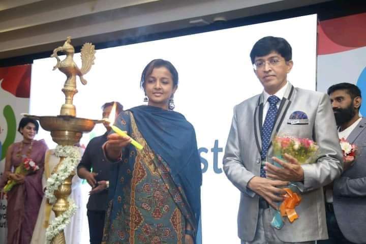 4வருடம் 2மாதம் எடப்பாடியார் முதலமைச்சராக இருந்தாரே. அவரது குடும்பத்தில் யாராவது அரசியல் தலையீடு அல்லது அரசு நிகழ்ச்சியில் சிறப்பாளராகவோ பார்த்தது உண்டா ? 

கொத்தடிமைகளே👆👆👆