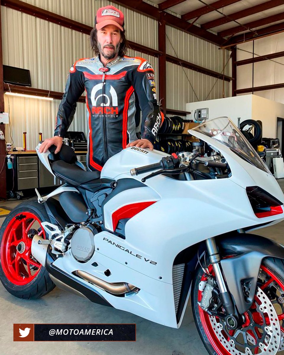 MotoGP_ESPN's tweet photo. #MotoGPxESPN ¿Qué pastilla hay que tomar para que esto sea real? ¿Azul o roja? Keanu #Reeves se animó y pilotó una #Ducati. 💊🤩 https://t.co/qtlkP3KNTg