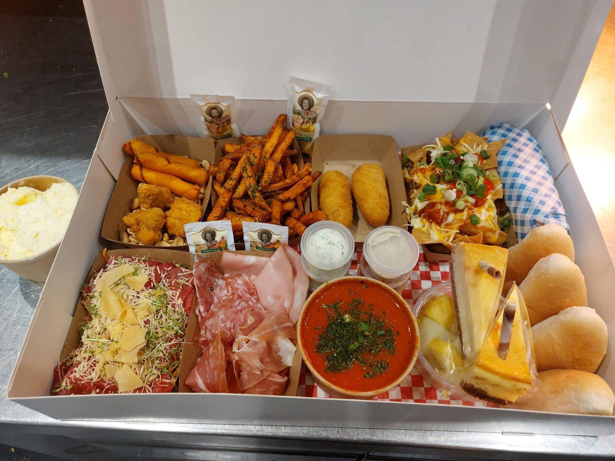 StruisInfo's tweet photo. De TV diner box (voor als je geen zin hebt om te koken). Echt allerlei lekkers voor ruim twee personen. Even bellen naar 085-0645777 en dan kunt u hem binnen 30 minuten afhalen! https://t.co/junoFS7iTr