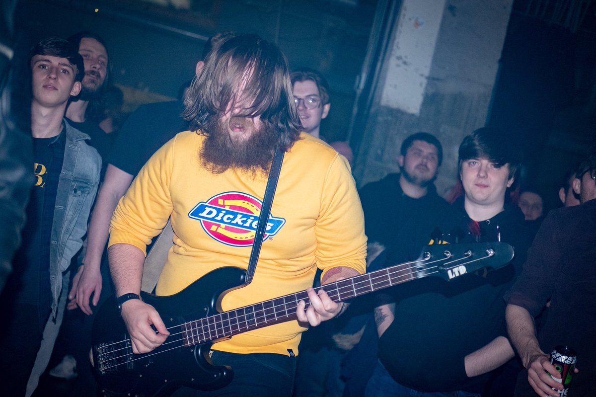 DeadbyMondayUK's tweet photo. Death ✅
Taxes ✅
Declan standing in the crowd looking absolutely fucking mental ✅

Jesus, it felt unbelievable being back on the stage last Friday night! Cheers to @gdamnedpromo for having us on and @BearersUK and @s_u_s_band for lighting the place up with us 😍 https://t.co/u4Vo3tNiuU