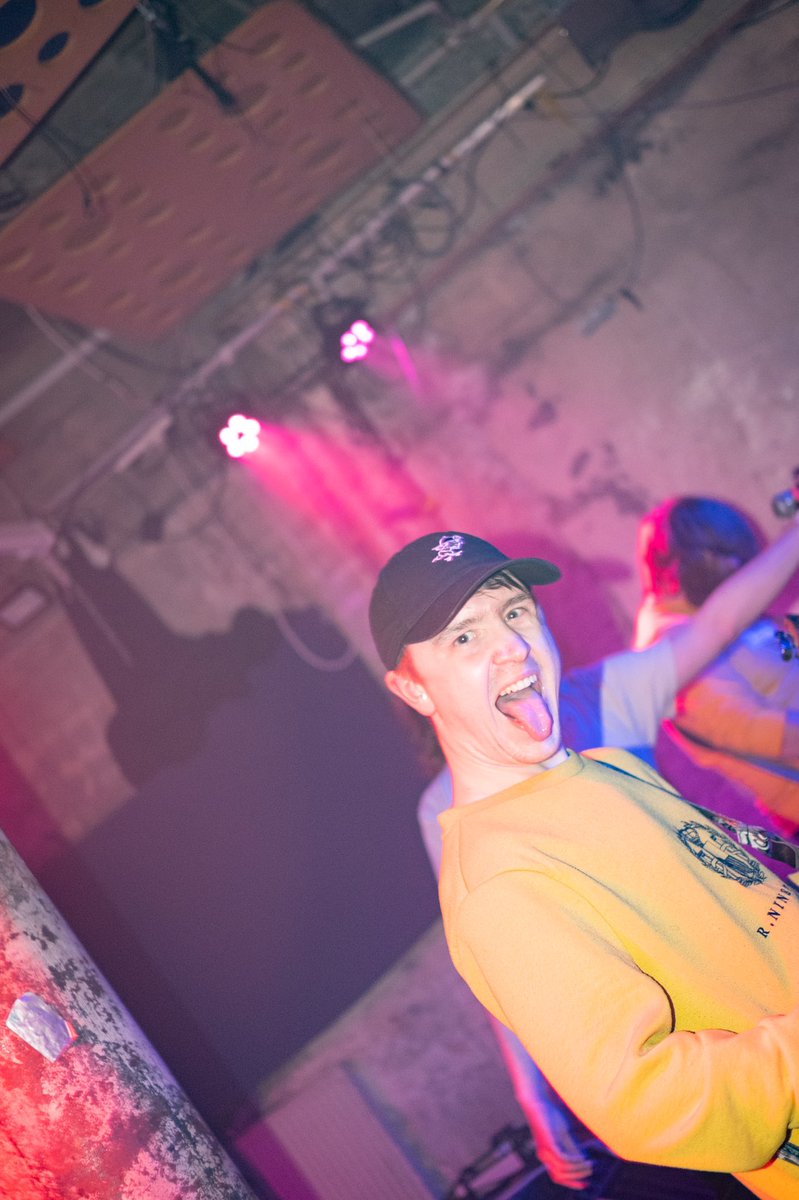 DeadbyMondayUK's tweet photo. Death ✅
Taxes ✅
Declan standing in the crowd looking absolutely fucking mental ✅

Jesus, it felt unbelievable being back on the stage last Friday night! Cheers to @gdamnedpromo for having us on and @BearersUK and @s_u_s_band for lighting the place up with us 😍 https://t.co/u4Vo3tNiuU