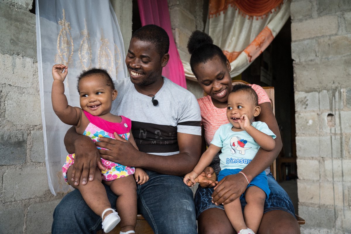 ambafranceht's tweet photo. #DwaMoun | Lavèy Jounen Entènasyonal Dwa Moun, avèk 75yèm anivèsè UNICEF ki ap pwoche, Anbasad Lafrans an Ayiti pote kole ak @UNICEFHaiti, ki vize pwoteje yon dwa fondamantal moun ki se: dwa manje. (1/3) https://t.co/6lVqEPSk4x
