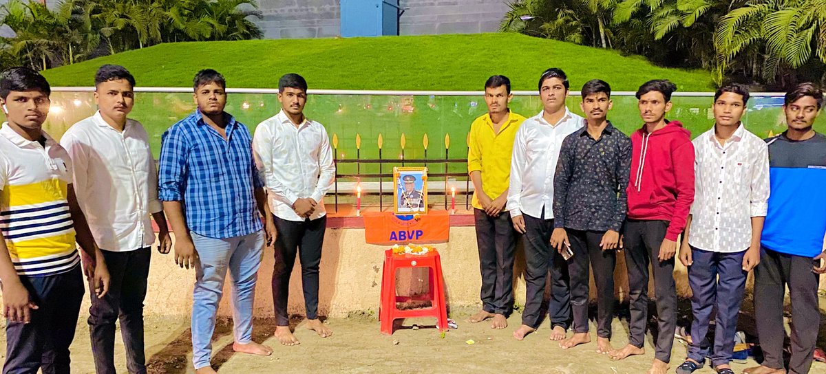 abvpMalshiras's tweet photo. भारतीय लष्कराचे चीफ ऑफ डिफेन्स स्टाफ (CDS) जनरल बिपीन रावत यांचे प्रवास करत असलेल्या लष्करी हेलिकॉप्टरचा अपघात होऊन तमिळनाडूतील कुन्नूर येथे दु:खद निधन झाले. सीडीएस बिपीन रावत व त्यांच्या सहकाऱ्यांच्या निधनाने भारतीय सुरक्षा दलाचे मोठे नुकसान झाले आहे. 
@mahaabvp @AbvpPandharpur https://t.co/MopReGwuoB