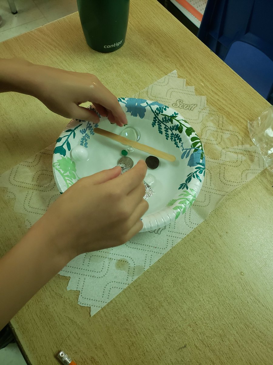 TaylorEvansPS's tweet image. Gr. 2 exploring #Science #sinkfloat #taylorevanseagles @ugdsb