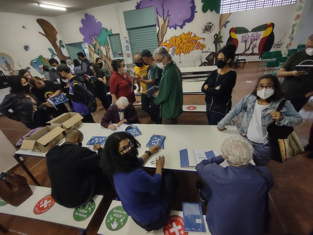 macroamb_fapesp's tweet photo. Nas fotos, temos alguns registros desse momento de integração entre os pesquisadores e os moradores de Paranapiacaba, algo que foi tão importante no desenvolvimento da obra. https://t.co/0DycPtp75f
