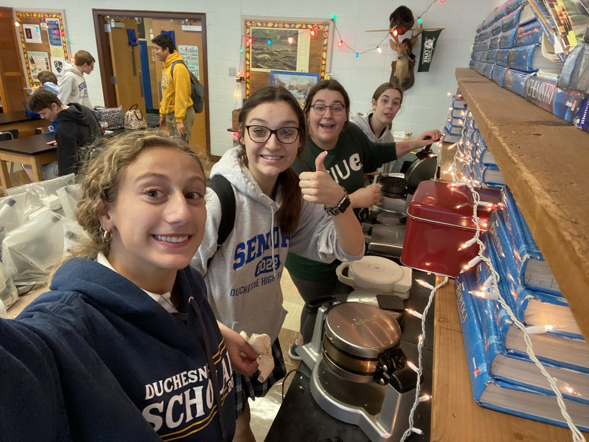 Another DV waffle day in the books! Merry Christmas from DeVeuster and our waffles🧇💚