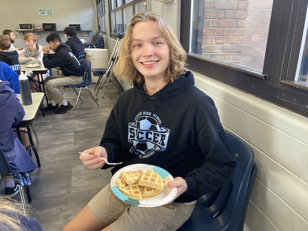 DHSdeVeuster's tweet photo. Another DV waffle day in the books! Merry Christmas from DeVeuster and our waffles🧇💚 https://t.co/Qv3fnYRlvd