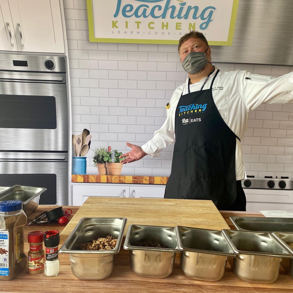 UPJEats's tweet photo. It’s not too late to sign-up for the last Teaching Kitchen of the semester, it’s today beginning at 4:00pm. Simply click the link in our bio now! 

Chef Allen is showing us the way to Dark Chocolate Avocado Truffle 🍫🥑

#upjeats
#teachingkitchen https://t.co/6dXO1lP19a
