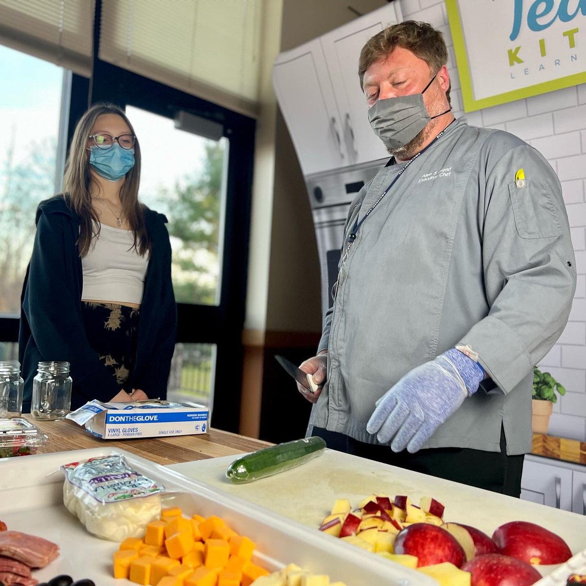 UPJEats's tweet photo. It’s not too late to sign-up for the last Teaching Kitchen of the semester, it’s today beginning at 4:00pm. Simply click the link in our bio now! 

Chef Allen is showing us the way to Dark Chocolate Avocado Truffle 🍫🥑

#upjeats
#teachingkitchen https://t.co/6dXO1lP19a