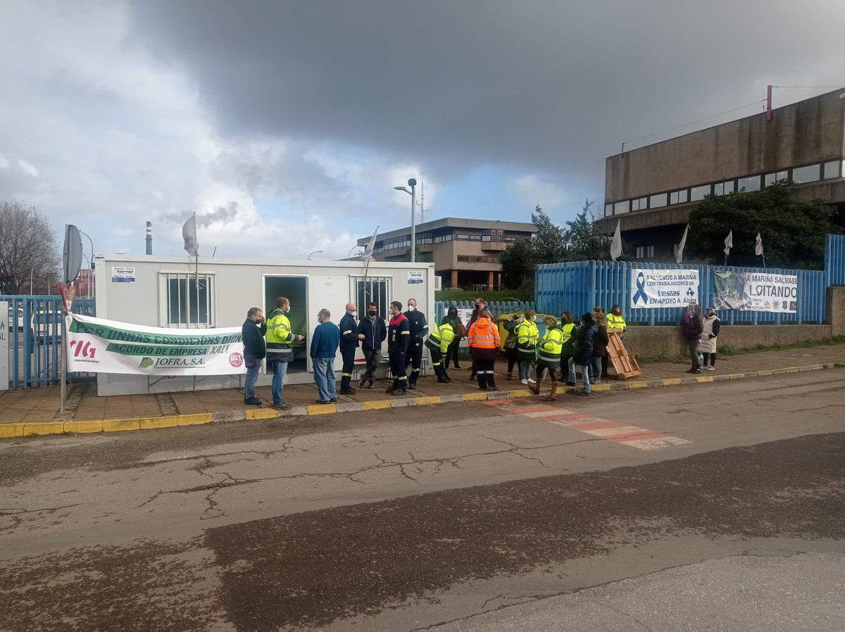 GuerraDeClases's tweet photo. La plantilla de #Jofrasa, auxiliar de limpieza de @Alcoa San Cibrao (Lugo) cumplen hoy 9 días en #HuelgaIndefinida. Reclaman un acuerdo que regule sus condiciones laborales junto a mejoras salariales y sociales https://t.co/VpUYyKtSng