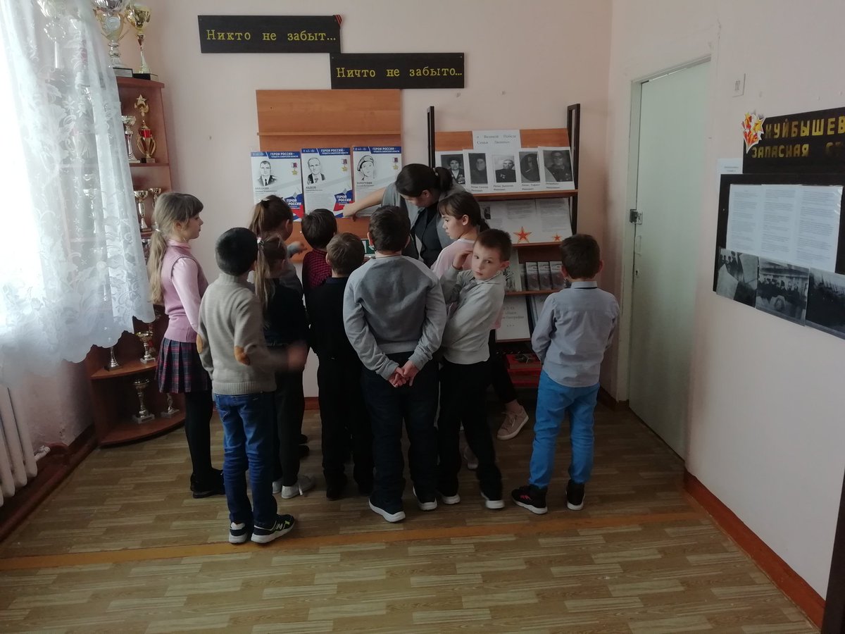 ronovlsk's tweet photo. В музейной комнате школы для детей младшего школьного возраста состоялся урок памяти «Нет в России семьи такой, где б непамятен был свой герой», посвящённый Дню Героев Отечества. Ребят познакомили с историей возникновения праздника, с подвигами героев-односельчан https://t.co/PQ0HJS0WOl