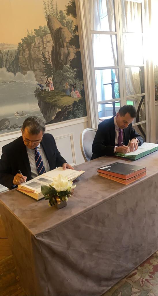 Signature importante  @RenéTemeharo #MinistreDesGrandsTravaux #modernisation du port autonome #Relance #Prêt #FondsEpargne #22M€ sur 50 ans <a href="/BdT_Pacifique/">Hervé Tonnaire</a>  <a href="/BanqueDesTerr/">Banque des Territoires</a> <a href="/caissedesdepots/">Caisse des Dépôts</a> <a href="/KastrinidisK/">Kosta Kastrinidis</a> <a href="/JeromeRosset/">jerome rosset</a> <a href="/BenSafiJoris/">Joris Ben Safi</a> @VoisinRomain @BonhommePhavy @LasadeFranck