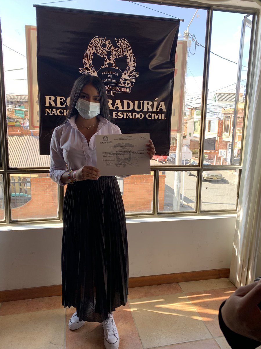 abogadasharonc's tweet photo. Oficialmente con la credencial que me nombra como Consejera de Juventud en Cajicá por el @PartidoLiberal https://t.co/p0vRJBAZPP