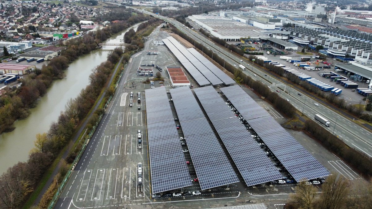 jeff342011_1's tweet photo. Très heureux d'annoncer la mise en service de la 2ème tranche de notre centrale 🌞 installée sur le site de @Stellantis de Sochaux.
22 350 modules @SunPower raccordés aux onduleurs @Sungrow_Power pour une puissance de 9,95 MWc.
Bravo aux équipes d'@ENGIEGreen. https://t.co/4LuWtDis53