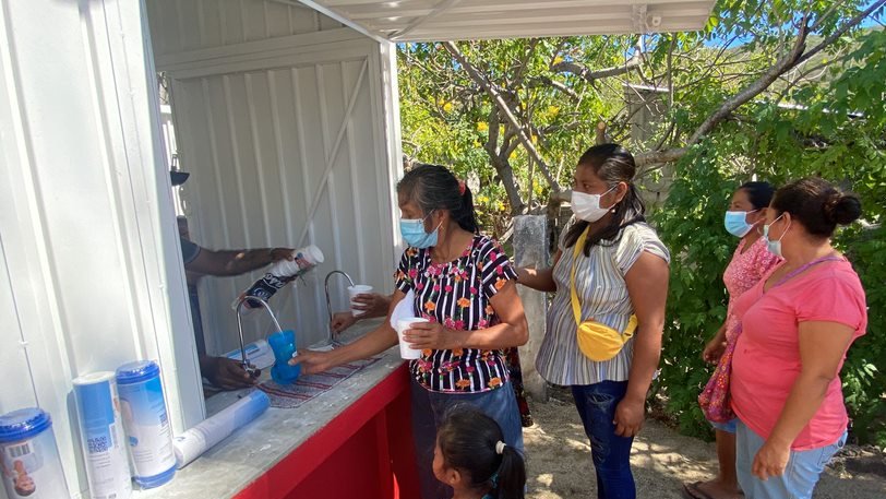CruzRoja_MX's tweet image. Nos llena de entusiasmo inaugurar un #microproyecto que se realizó con el esfuerzo de la comunidad Santa Cruz Bamba en #Oaxaca y la participación de nuestros #Voluntarios. 

Ahora contarán con un suministro de agua filtrada para situaciones de emergencia.🚰
#ResilienciaEsPrevenir