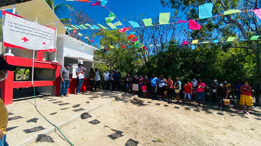 CruzRoja_MX's tweet image. Nos llena de entusiasmo inaugurar un #microproyecto que se realizó con el esfuerzo de la comunidad Santa Cruz Bamba en #Oaxaca y la participación de nuestros #Voluntarios. 

Ahora contarán con un suministro de agua filtrada para situaciones de emergencia.🚰
#ResilienciaEsPrevenir