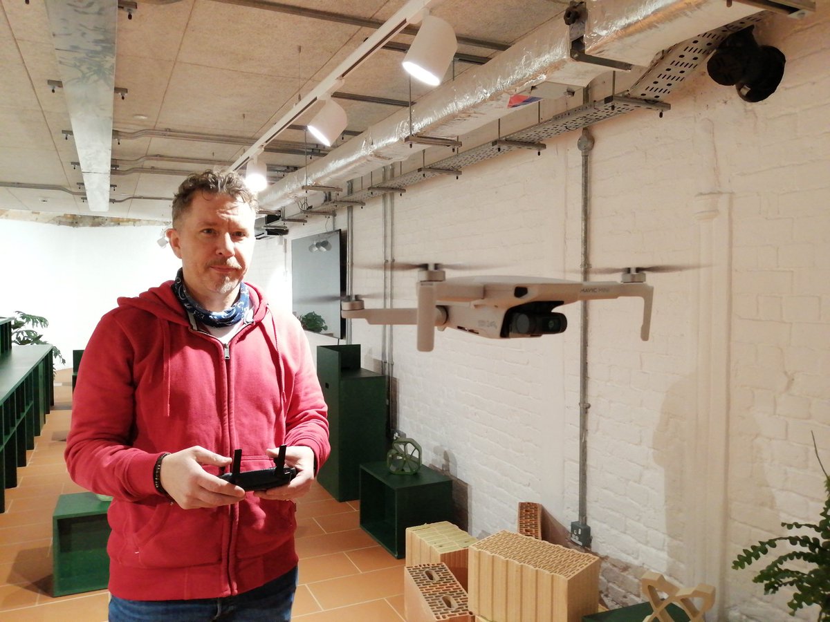 EHSmithArch's tweet photo. Flying visit by @OnTheSuperFly to our #clerkenwell Design Centre today. https://t.co/qOHBuf4EE1