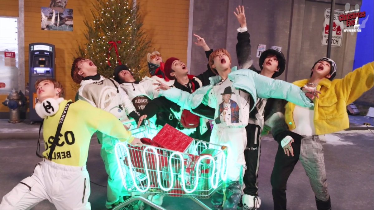 Koralend's tweet photo. #MAMAVOTE #straykids 
Merry Xmas 🌲 https://t.co/HOrcVwtNaK