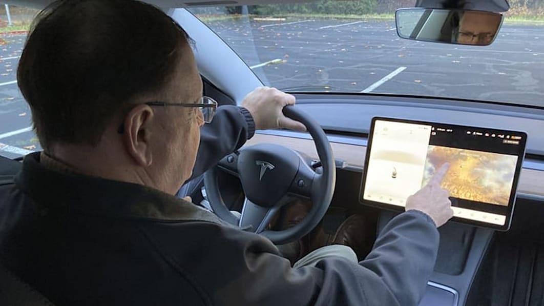 therealautoblog's tweet photo. Tesla drivers playing video games: NHTSA opens investigation: https://t.co/boRghWYqPI https://t.co/A5pwaS8PtX