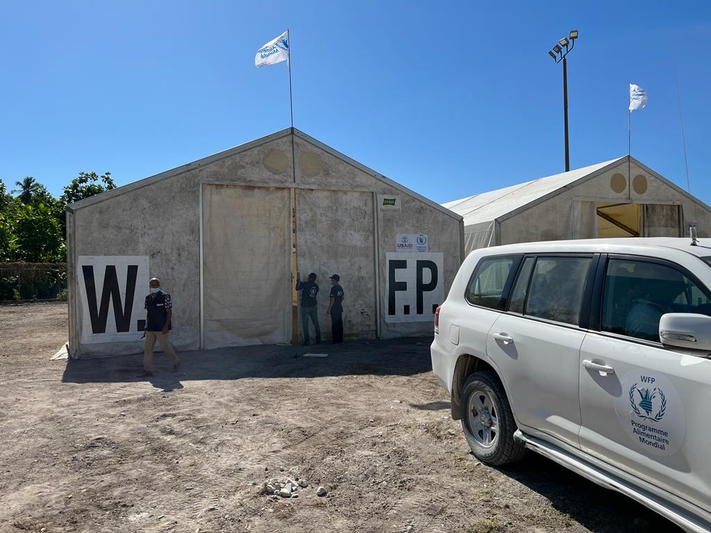 WFP_Haiti's tweet photo. 📍LesCayes, #Haiti
#TimCallaghan &amp; team from @USAID_Haiti @USAIDSavesLives with @WFP_Haiti, @Pwoteksyonsivil &amp; other partners to continue helping people affected by the earthquake in the south. Thank you🙏for your support!  
#workingtogether #savinglives https://t.co/jgzZyNchdP