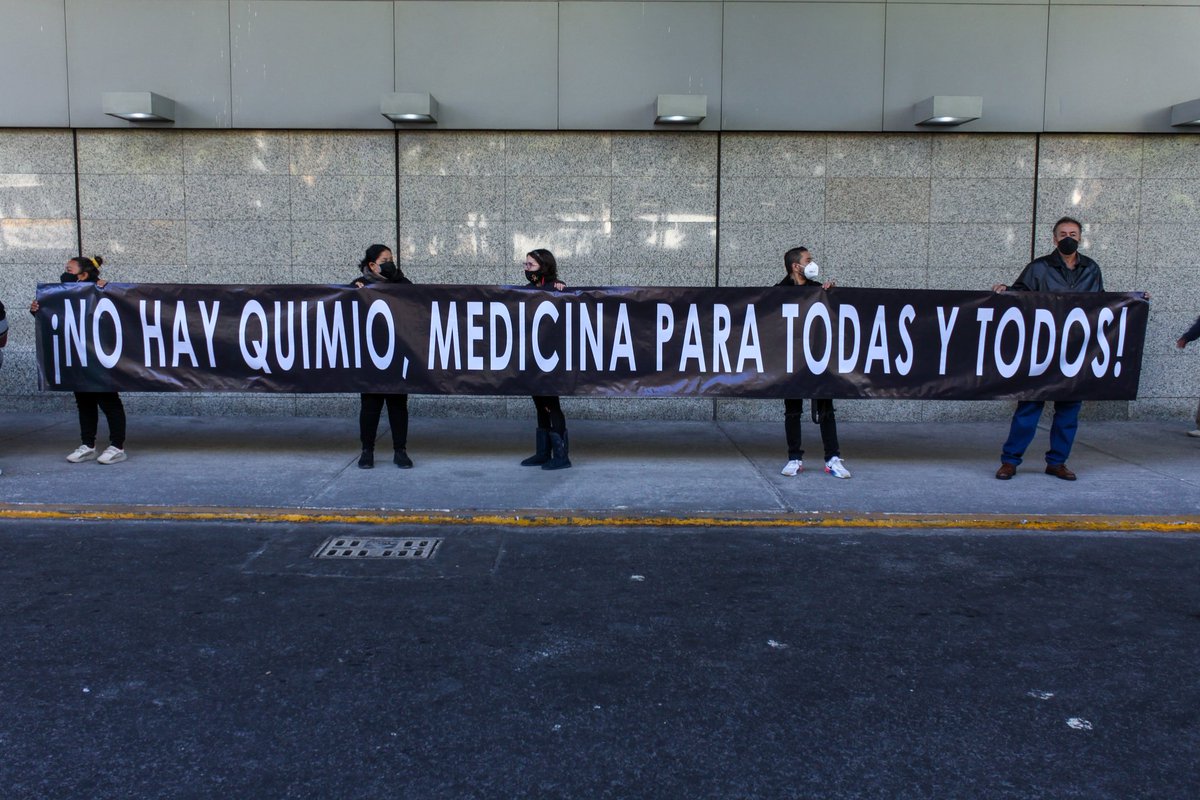 NosotrxsMX's tweet photo. Esta semana, desde @NosotrxsMX nos sumamos a la protesta pacífica #ACmosParo para exigir el abasto de medicamentos para pacientes con cáncer. 

Es URGENTE que este problema se atienda y resuelva. 

👉🏽 Ayúdanos reportando la falta de tu medicamento en https://t.co/lkResjEmIG https://t.co/lMmk7mdD1E