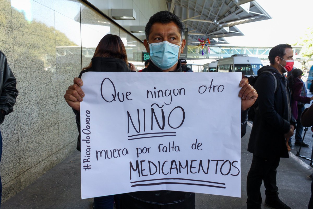 NosotrxsMX's tweet photo. Esta semana, desde @NosotrxsMX nos sumamos a la protesta pacífica #ACmosParo para exigir el abasto de medicamentos para pacientes con cáncer. 

Es URGENTE que este problema se atienda y resuelva. 

👉🏽 Ayúdanos reportando la falta de tu medicamento en https://t.co/lkResjEmIG https://t.co/lMmk7mdD1E