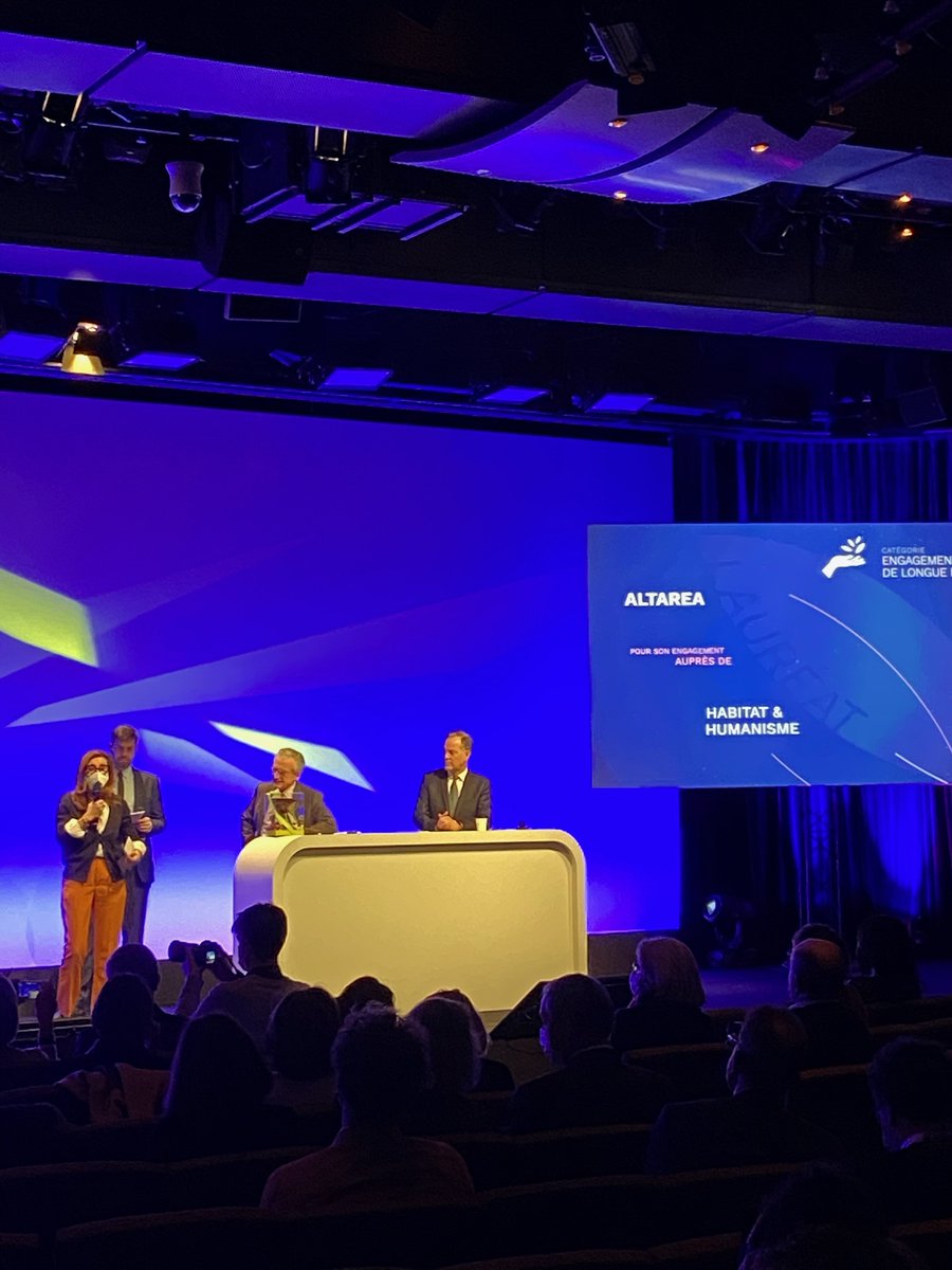 altarea_groupe's tweet photo. Nous recevons le prix #SIMI2021 Mécénat & #solidarités dans la #ville pour nos actions avec @HabitatetHumani 🏆 Un partenariat qui compte particulièrement pour le groupe & la #TeamAltarea depuis + de 15 ans ! Nous croyons qu’il n’y a pas de ville durable sans un humanisme durable https://t.co/tLFFUgiC6Y