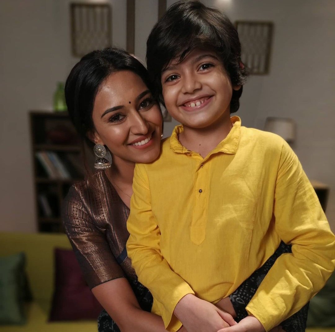 Damn Precious These Two!!!
Onscreen Mother-Son Duo!!
#EricaFernandes #AdvaitAdi #BeingSonakshi #BeingAyush #KRPKAB 
<a href="/IamEJF/">Erica J Fernandes</a> <a href="/iam_advaitadi/">Advait</a> ❤️