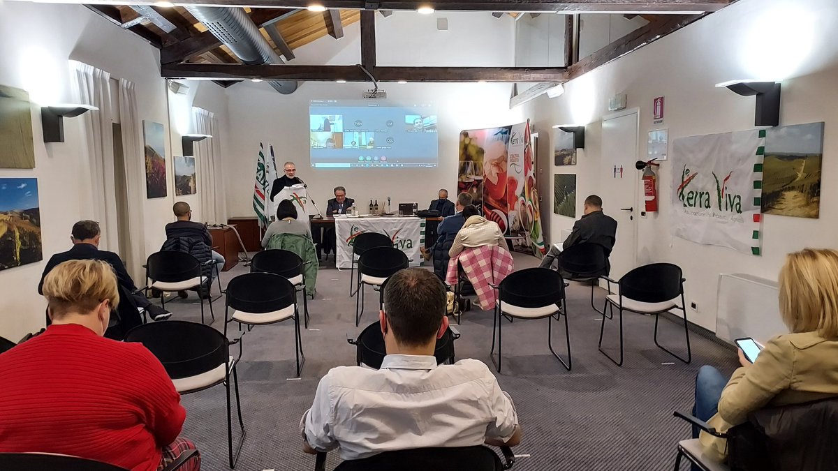 TerraVivaCisl's tweet photo. Al 1° Congresso #TerraViva #Piemonte interviene Franco Ferria Segr. Gen. #FaCisl regionale: " Terra Viva è una sfida nella quale crediamo molto. Una #filiera etica, #lavoro di qualità, eccellenza #agroalimentare e #sicurezza sono obiettivi da perseguire". https://t.co/ggjbMK7N6I