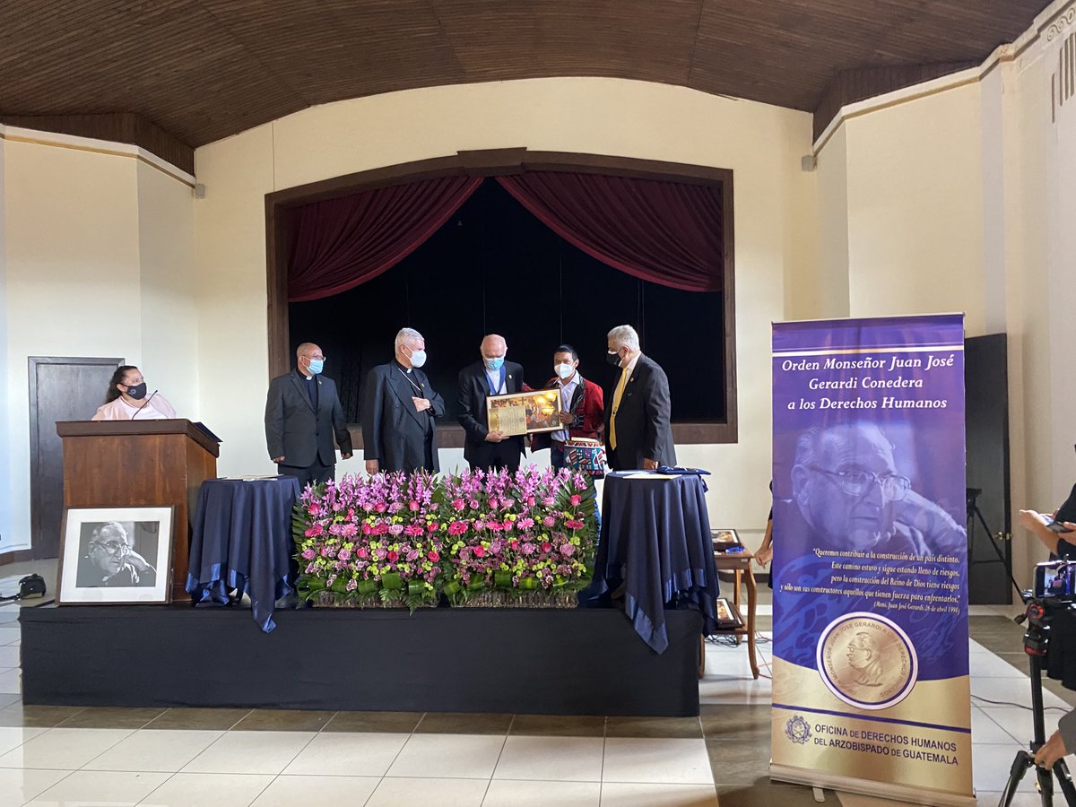 TPeyker's tweet image. Felicidades a l@s recipientes del orden de Monseñor Juan José Gerardi! Gracias a l@s defensores de los #DerechosHumanos por su lucha! ⁦@arzobispadogt⁩ #ODAGH