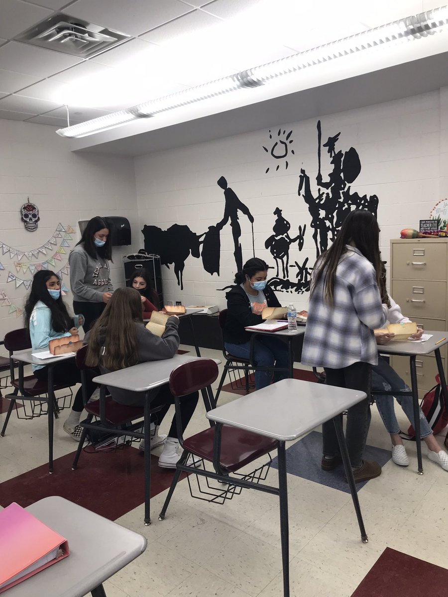BoppSra's tweet photo. Spanish 1 students reading their pen pal letters from their “amigos” from the other class!  They are so excited to get their letters and read about their pen pals!!  We will do this periodically throughout the year until they reveal themselves!  #spanishteacherlife https://t.co/451Rz9x3PP