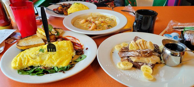 Papermoon Diner ❤🧡💛 Goat cheese, bacon omelette, Bananas Foster Brioche French toast, shrimp and grits