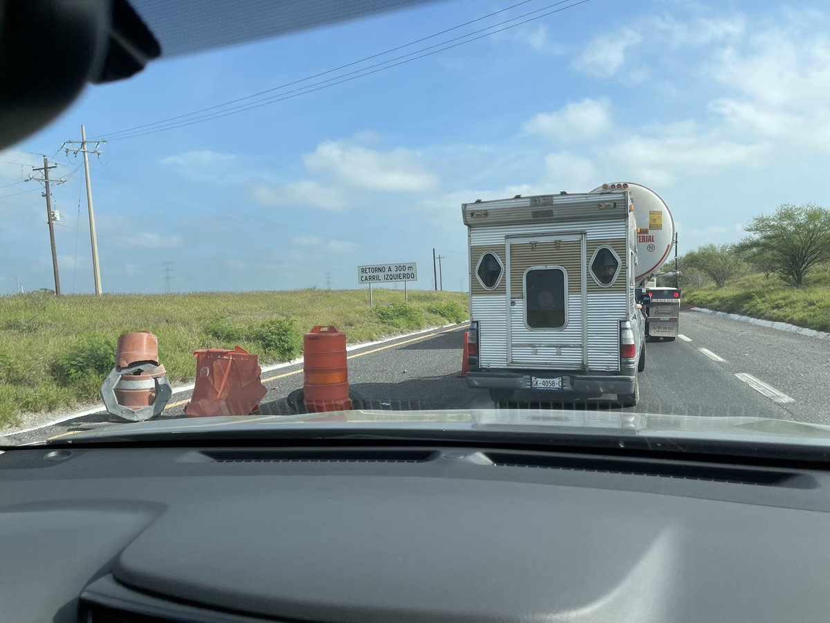 gabrielregino's tweet photo. Juzguen Ustedes: un recorrido que habitualmente es de 2 horas se vuelven 3 horas y media por esto: Una reducción de carril y NADIE vigila o revisa. #Monterrey - #Reynosa https://t.co/uxOaby3qkE
