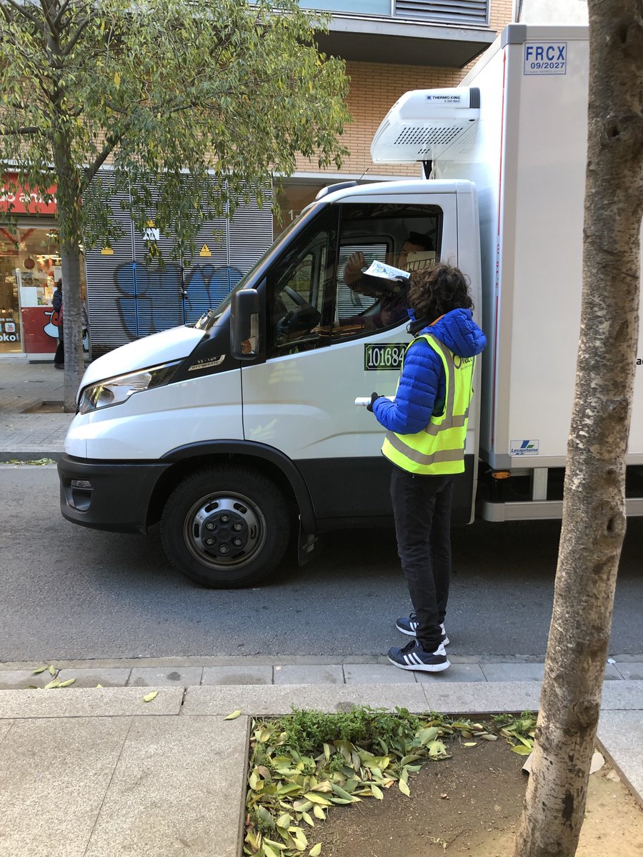 bacc_cat's tweet photo. Una jornada més de la campanya #Bcivisme al districte @BCN_SantAndreu, on recordem la importància del #respectalabici i la #bicibcn. ❤
Continuem pedalant per uns carrers més segurs 🤝 Gràcies! https://t.co/7TkNroIBDu